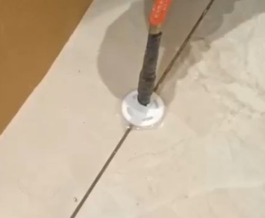 环江瓷砖空鼓维修公司专业解答瓷砖在铺贴过程中，如果没有涂抹均匀到位的粘结材料（如水泥砂浆或瓷砖胶），可能会导致以下问题
