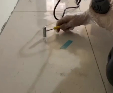 环江瓷砖开裂维修公司专业分享瓷砖在铺贴前如果没有沥干水分，将会导致以下问题